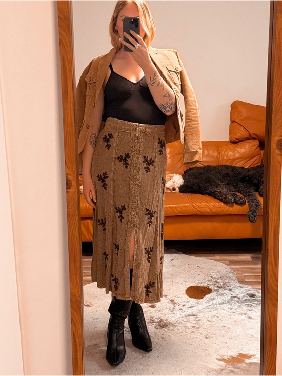 Sportique Dresses & Skirts - Vintage Green Embroidered Midi Skirt